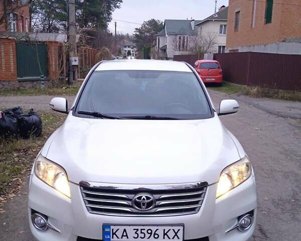 Белый Тойота РАВ 4, объемом двигателя 2.2 л и пробегом 200 тыс. км за 13999 $, фото 1 на Automoto.ua