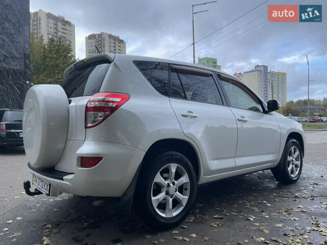 Белый Тойота РАВ 4, объемом двигателя 2 л и пробегом 122 тыс. км за 13900 $, фото 1 на Automoto.ua