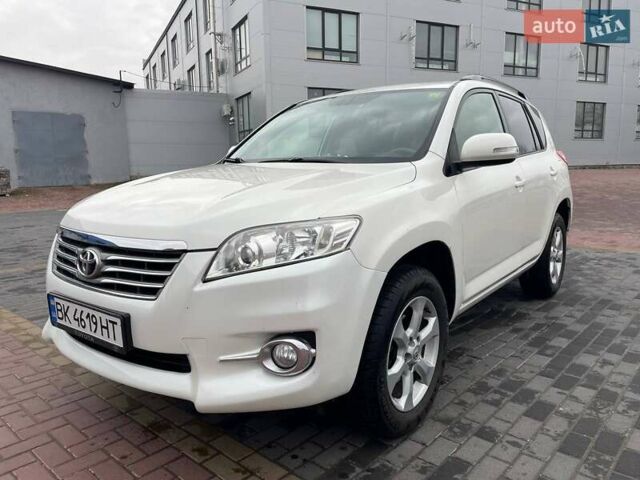 Белый Тойота РАВ 4, объемом двигателя 2.23 л и пробегом 218 тыс. км за 12000 $, фото 1 на Automoto.ua