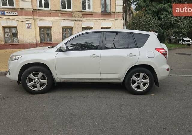 Білий Тойота РАВ 4, об'ємом двигуна 2 л та пробігом 164 тис. км за 13700 $, фото 1 на Automoto.ua