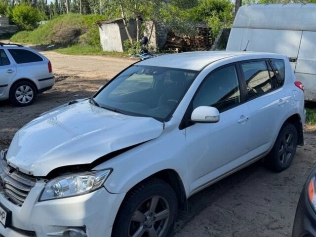 Белый Тойота РАВ 4, объемом двигателя 2 л и пробегом 300 тыс. км за 5500 $, фото 1 на Automoto.ua