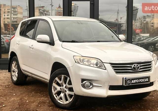 Белый Тойота РАВ 4, объемом двигателя 2 л и пробегом 147 тыс. км за 10990 $, фото 1 на Automoto.ua