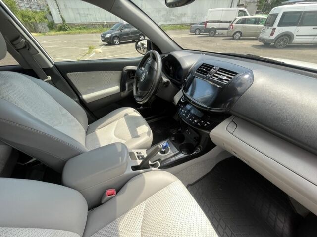Білий Тойота РАВ 4, об'ємом двигуна 0 л та пробігом 227 тис. км за 8500 $, фото 1 на Automoto.ua