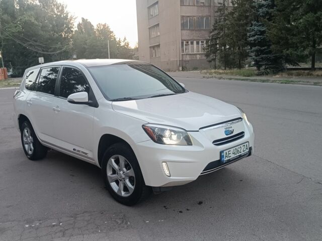 Белый Тойота РАВ 4, объемом двигателя 0 л и пробегом 190 тыс. км за 12000 $, фото 1 на Automoto.ua