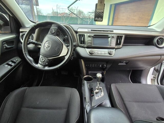 Белый Тойота РАВ 4, объемом двигателя 2.2 л и пробегом 124 тыс. км за 19000 $, фото 1 на Automoto.ua