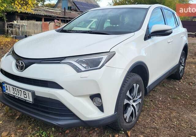 Белый Тойота РАВ 4, объемом двигателя 2 л и пробегом 250 тыс. км за 19500 $, фото 1 на Automoto.ua