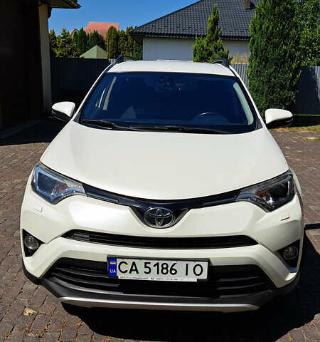 Тойота РАВ 4 2016 в Ужгороде на Automoto.ua Белый Тойота РАВ 4, объемом двигателя 1.99 л и пробегом 119 тыс. км за 20500 $, фото 1 на Automoto.ua