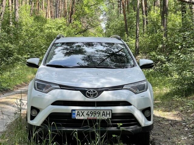 Белый Тойота РАВ 4, объемом двигателя 2 л и пробегом 125 тыс. км за 19700 $, фото 1 на Automoto.ua
