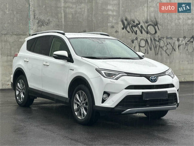 Тойота РАВ 4 2017 в Львове на Automoto.ua Белый Тойота РАВ 4, объемом двигателя 2.49 л и пробегом 187 тыс. км за 22990 $, фото 1 на Automoto.ua