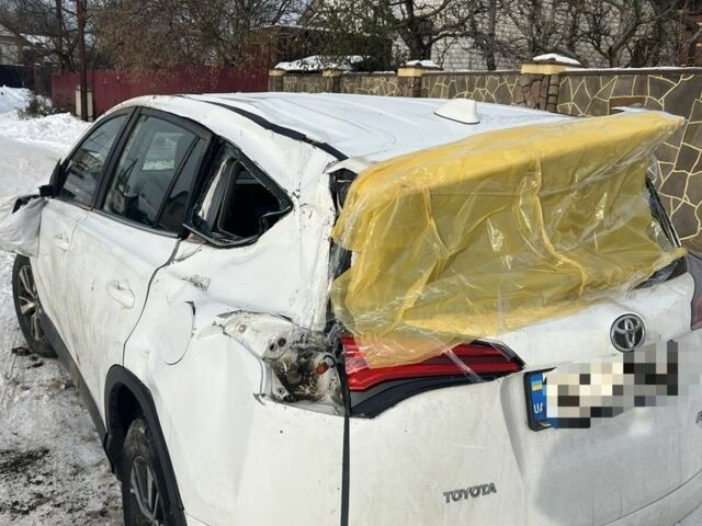 Білий Тойота РАВ 4, об'ємом двигуна 2 л та пробігом 208 тис. км за 11757 $, фото 1 на Automoto.ua