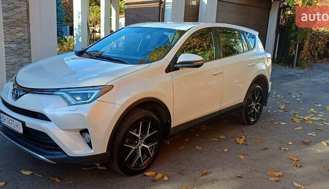 Тойота РАВ 4 2017 в Одессе на Automoto.ua Белый Тойота РАВ 4, объемом двигателя 2.23 л и пробегом 188 тыс. км за 21000 $, фото 1 на Automoto.ua