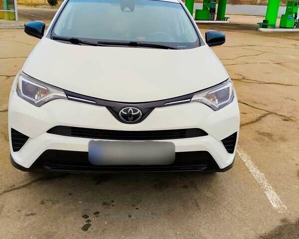 Белый Тойота РАВ 4, объемом двигателя 2.5 л и пробегом 120 тыс. км за 20000 $, фото 1 на Automoto.ua