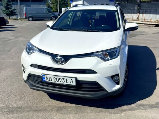 Белый Тойота РАВ 4, объемом двигателя 2 л и пробегом 190 тыс. км за 18000 $, фото 1 на Automoto.ua