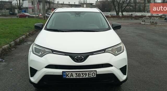 Белый Тойота РАВ 4, объемом двигателя 2.5 л и пробегом 180 тыс. км за 17200 $, фото 1 на Automoto.ua