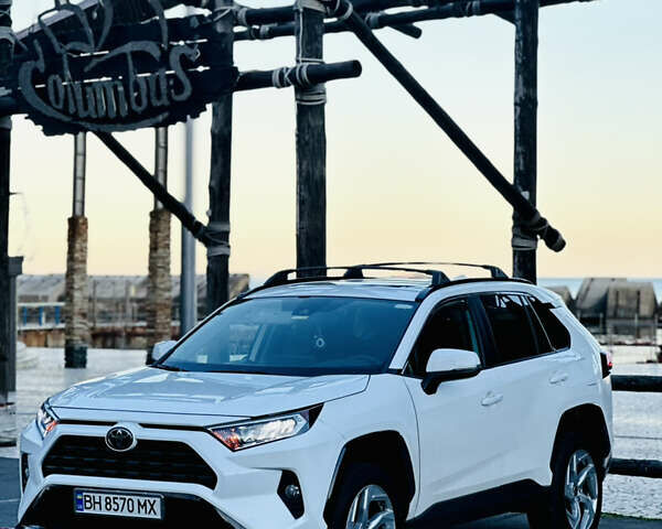 Тойота РАВ 4 2019 в Одессе на Automoto.ua Белый Тойота РАВ 4, объемом двигателя 2.49 л и пробегом 89 тыс. км за 23300 $, фото 1 на Automoto.ua