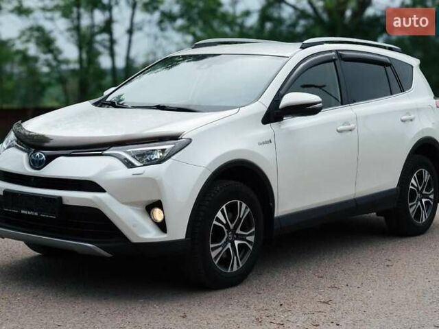 Белый Тойота РАВ 4, объемом двигателя 2.49 л и пробегом 150 тыс. км за 18000 $, фото 1 на Automoto.ua