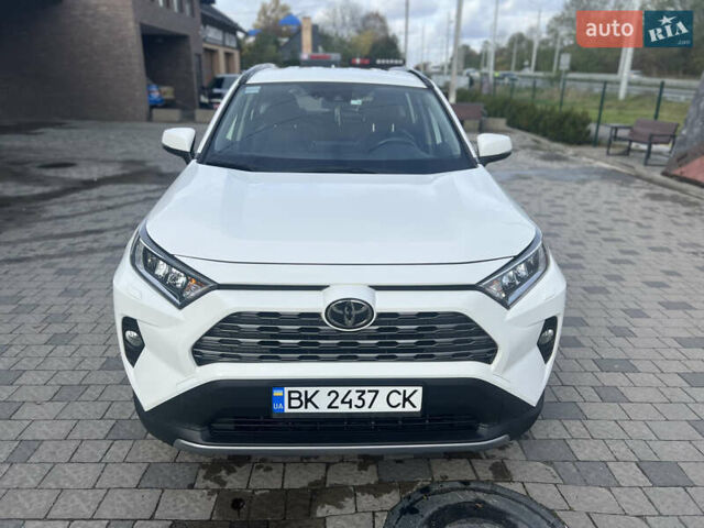 Тойота РАВ 4 2019 в Ровно на Automoto.ua Белый Тойота РАВ 4, объемом двигателя 1.99 л и пробегом 83 тыс. км за 28400 $, фото 1 на Automoto.ua
