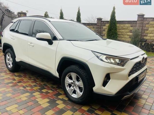 Белый Тойота РАВ 4, объемом двигателя 2 л и пробегом 41 тыс. км за 30700 $, фото 1 на Automoto.ua