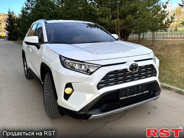 Белый Тойота РАВ 4, объемом двигателя 2 л и пробегом 155 тыс. км за 25550 $, фото 1 на Automoto.ua