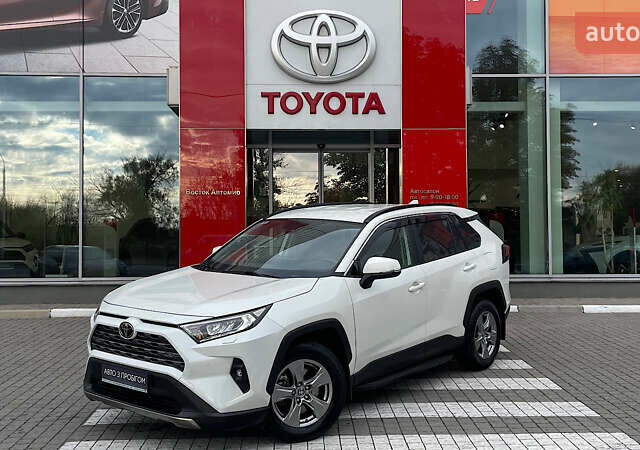 Белый Тойота РАВ 4, объемом двигателя 2 л и пробегом 20 тыс. км за 28752 $, фото 1 на Automoto.ua