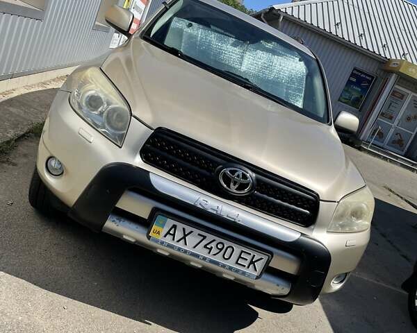 Бежевый Тойота РАВ 4, объемом двигателя 2 л и пробегом 132 тыс. км за 9550 $, фото 1 на Automoto.ua