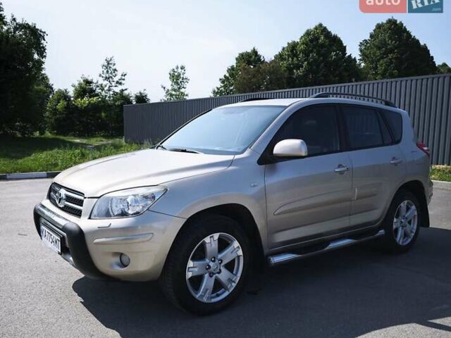 Бежевый Тойота РАВ 4, объемом двигателя 2 л и пробегом 240 тыс. км за 11799 $, фото 1 на Automoto.ua