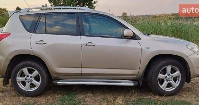Бежевый Тойота РАВ 4, объемом двигателя 2 л и пробегом 250 тыс. км за 10700 $, фото 1 на Automoto.ua
