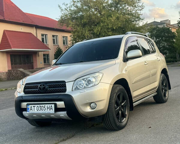 Бежевый Тойота РАВ 4, объемом двигателя 2 л и пробегом 249 тыс. км за 9500 $, фото 1 на Automoto.ua