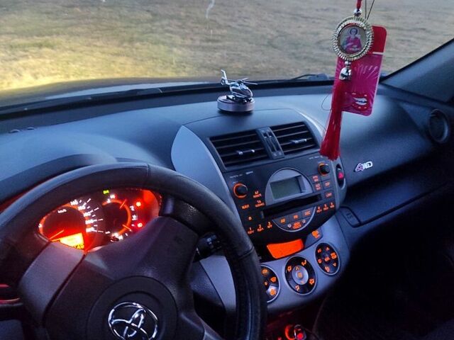 Черный Тойота РАВ 4, объемом двигателя 2 л и пробегом 236 тыс. км за 9500 $, фото 1 на Automoto.ua