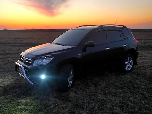 Черный Тойота РАВ 4, объемом двигателя 2 л и пробегом 238 тыс. км за 9500 $, фото 1 на Automoto.ua