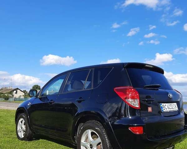 Черный Тойота РАВ 4, объемом двигателя 2.2 л и пробегом 209 тыс. км за 10500 $, фото 1 на Automoto.ua