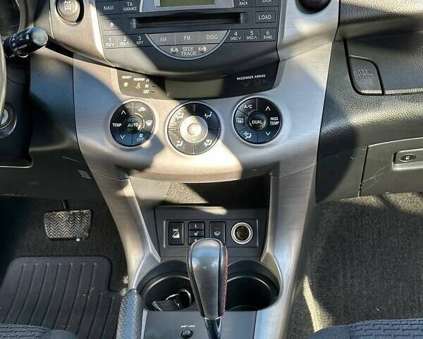 Черный Тойота РАВ 4, объемом двигателя 2 л и пробегом 248 тыс. км за 9799 $, фото 1 на Automoto.ua