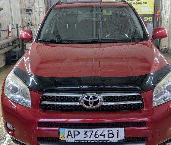 Красный Тойота РАВ 4, объемом двигателя 2 л и пробегом 250 тыс. км за 9280 $, фото 1 на Automoto.ua