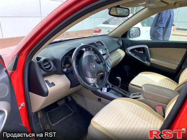Красный Тойота РАВ 4, объемом двигателя 2 л и пробегом 260 тыс. км за 10000 $, фото 1 на Automoto.ua