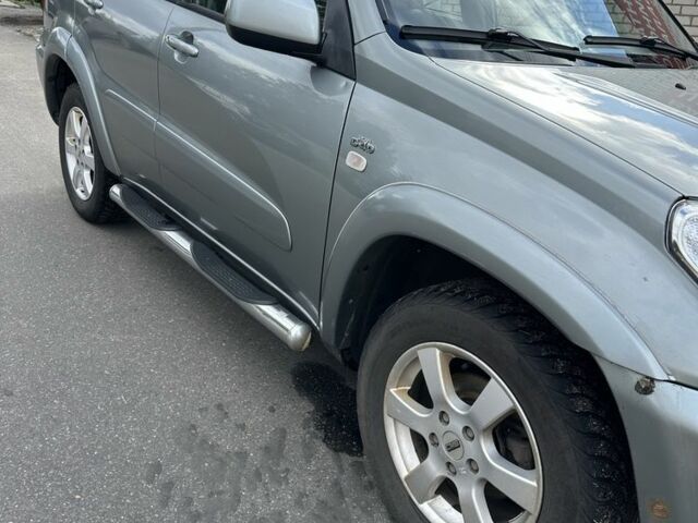 Серый Тойота РАВ 4, объемом двигателя 2 л и пробегом 370 тыс. км за 4000 $, фото 1 на Automoto.ua