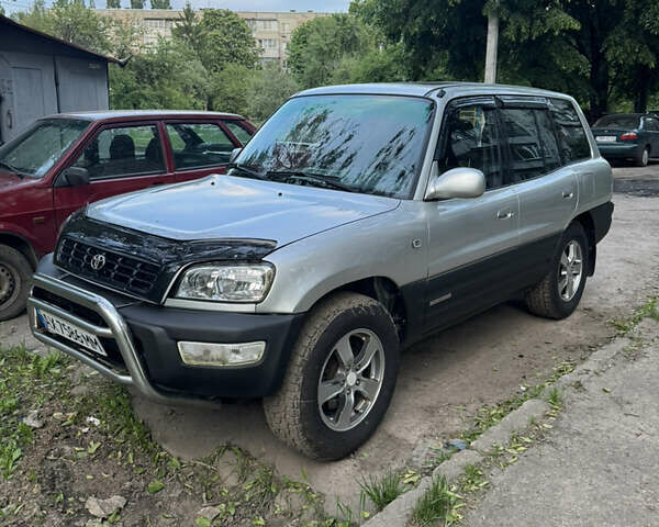 Серый Тойота РАВ 4, объемом двигателя 2 л и пробегом 285 тыс. км за 5000 $, фото 1 на Automoto.ua