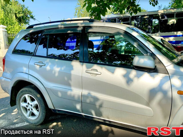 Серый Тойота РАВ 4, объемом двигателя 2 л и пробегом 300 тыс. км за 4500 $, фото 1 на Automoto.ua