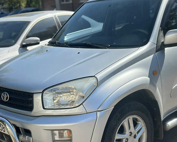 Серый Тойота РАВ 4, объемом двигателя 2 л и пробегом 245 тыс. км за 6499 $, фото 1 на Automoto.ua