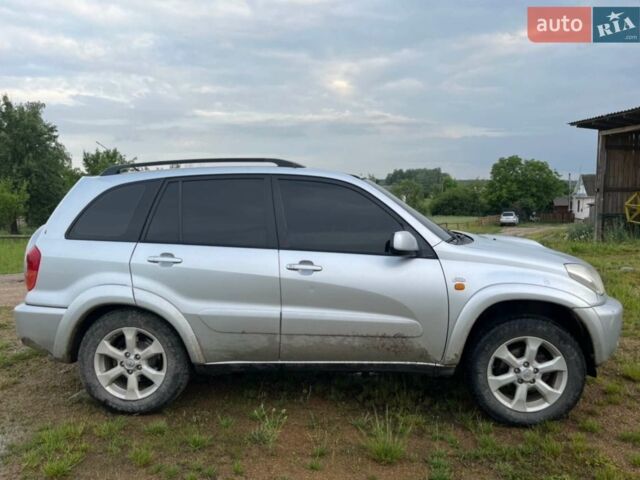 Серый Тойота РАВ 4, объемом двигателя 2 л и пробегом 230 тыс. км за 6000 $, фото 1 на Automoto.ua