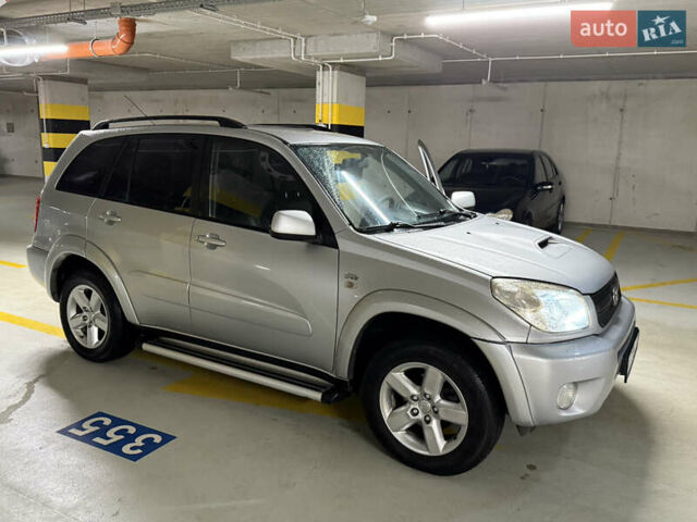 Сірий Тойота РАВ 4, об'ємом двигуна 2 л та пробігом 227 тис. км за 4500 $, фото 1 на Automoto.ua