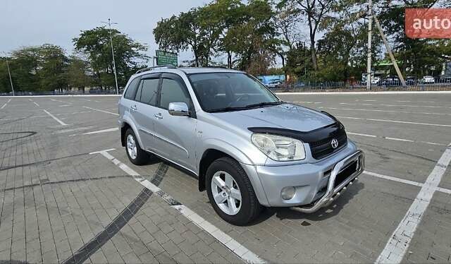 Серый Тойота РАВ 4, объемом двигателя 2 л и пробегом 160 тыс. км за 9000 $, фото 1 на Automoto.ua