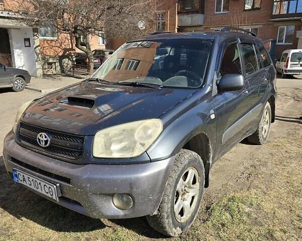 Серый Тойота РАВ 4, объемом двигателя 2 л и пробегом 225 тыс. км за 6000 $, фото 1 на Automoto.ua