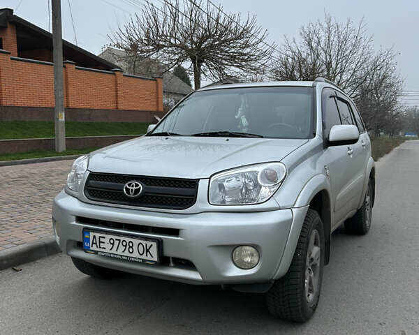Серый Тойота РАВ 4, объемом двигателя 2 л и пробегом 300 тыс. км за 7000 $, фото 1 на Automoto.ua