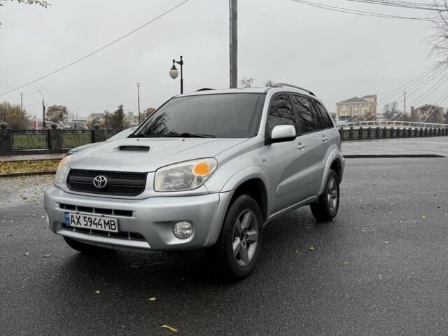 Серый Тойота РАВ 4, объемом двигателя 2 л и пробегом 312 тыс. км за 8000 $, фото 1 на Automoto.ua