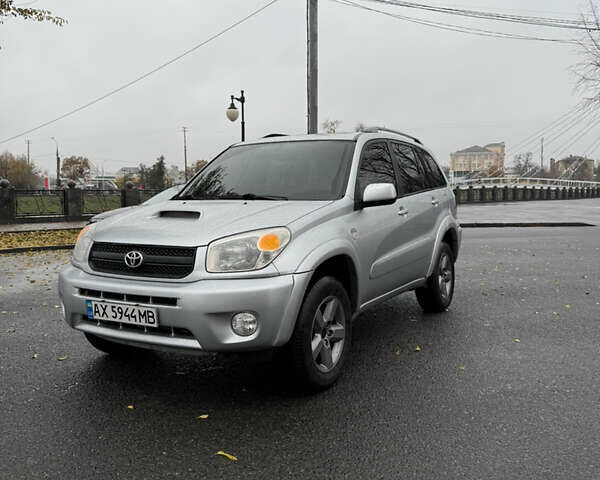 Серый Тойота РАВ 4, объемом двигателя 2 л и пробегом 312 тыс. км за 8500 $, фото 1 на Automoto.ua