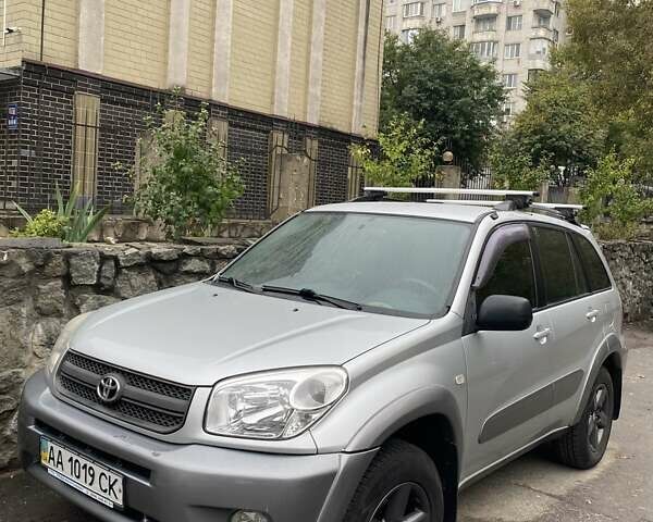 Серый Тойота РАВ 4, объемом двигателя 2 л и пробегом 144 тыс. км за 8077 $, фото 1 на Automoto.ua