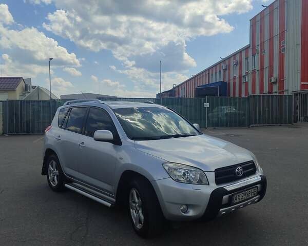 Серый Тойота РАВ 4, объемом двигателя 2 л и пробегом 424 тыс. км за 9000 $, фото 1 на Automoto.ua