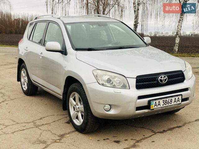 Серый Тойота РАВ 4, объемом двигателя 2 л и пробегом 260 тыс. км за 7500 $, фото 1 на Automoto.ua