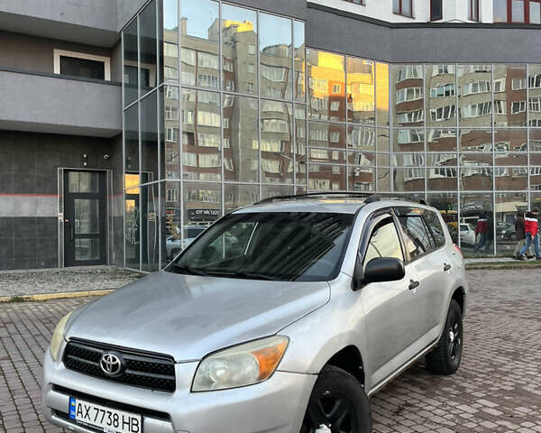 Серый Тойота РАВ 4, объемом двигателя 2.36 л и пробегом 213 тыс. км за 6400 $, фото 1 на Automoto.ua