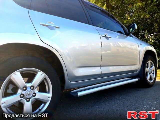 Серый Тойота РАВ 4, объемом двигателя 2 л и пробегом 330 тыс. км за 7900 $, фото 1 на Automoto.ua